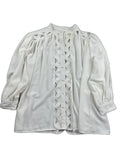 Blusa branca com plastrão recortado e botões pérola - front image 1