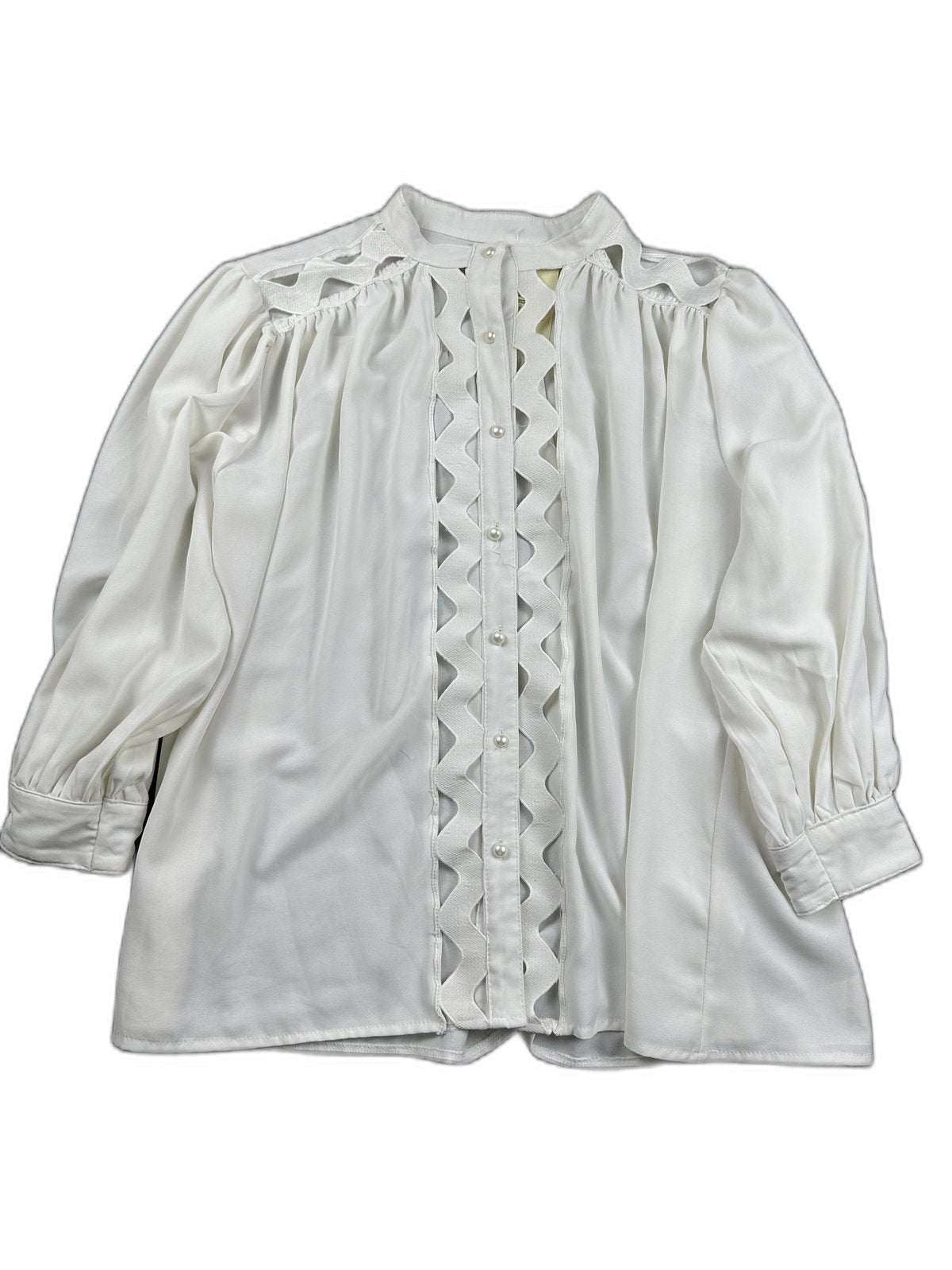 Blusa branca com plastrão recortado e botões pérola - front image 1