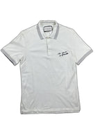 Polo branco com riscas no colarinho e bordado frontal - front image 3